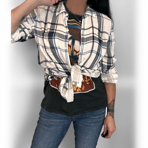 American Eagle Outfitters Boyfriend Fit Button Down Shirt. Size Medium. - Picture 6 of 11